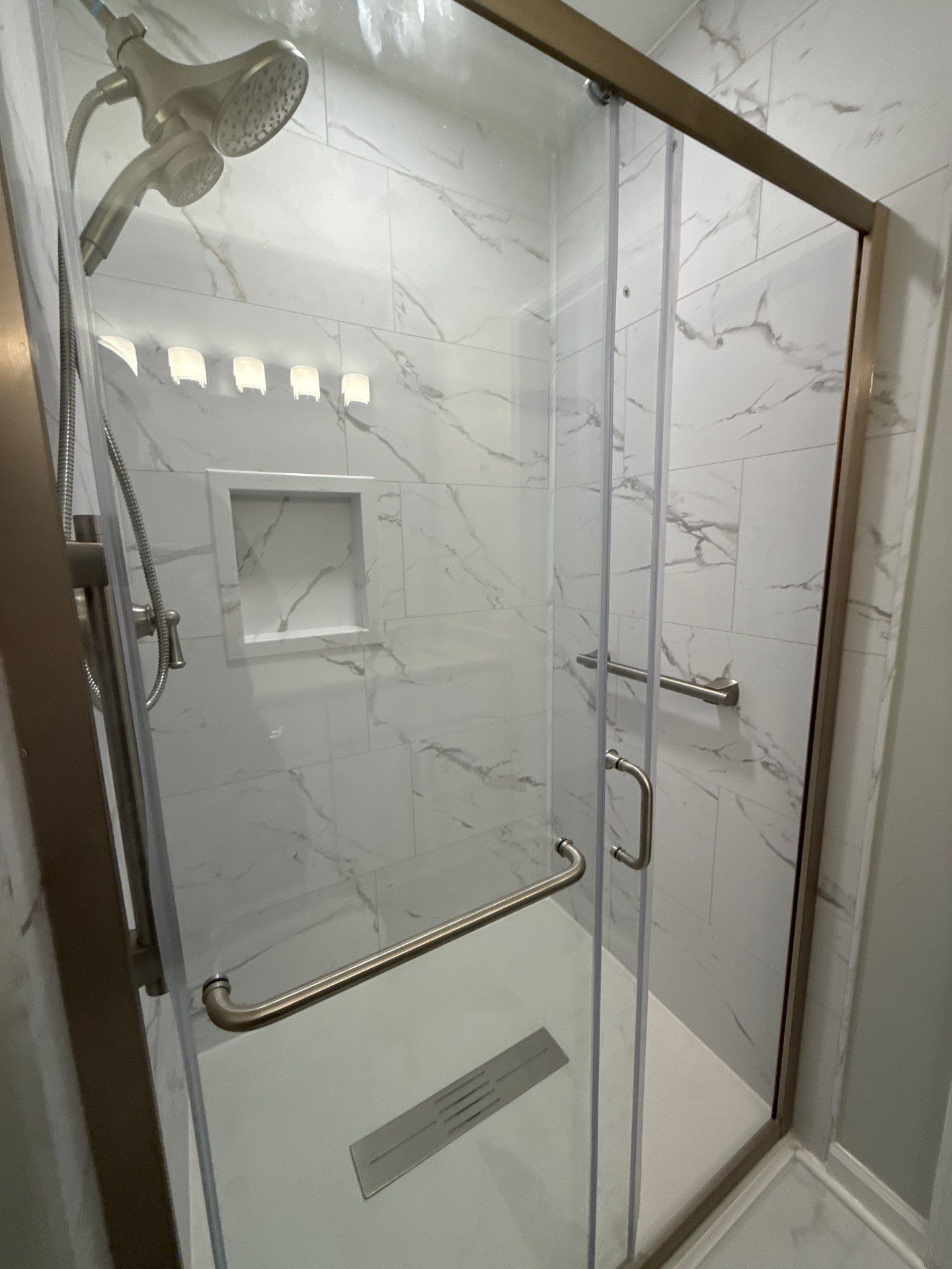 Modern low-entry shower